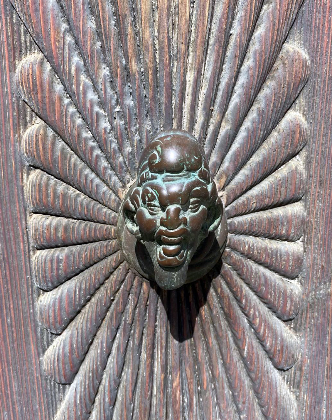 Entrate nel vostro finale!
Ornamento metallico di un portale veneziano.